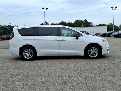 Used 2024 Chrysler Pacifica Touring-L FWD image 16