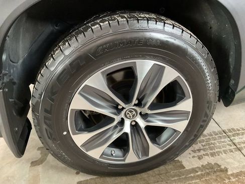 Used 2023 Toyota Highlander XLE image 7