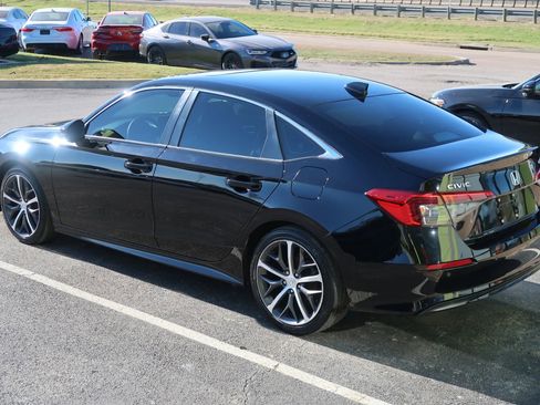 Used 2022 Honda Civic Touring image 11