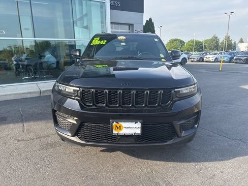 Used 2023 Jeep Grand Cherokee Altitude AWD/4WD image 9