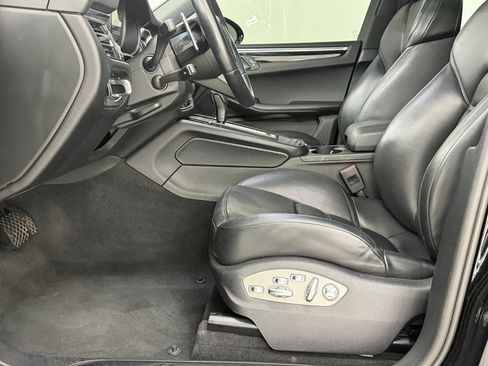 Used 2024 Porsche Macan AWD/4WD image 5