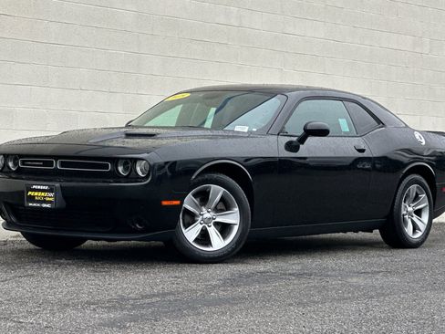 Used 2018 Dodge Challenger SXT image 8