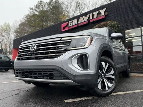 Used 2024 Volkswagen Atlas SE image 2