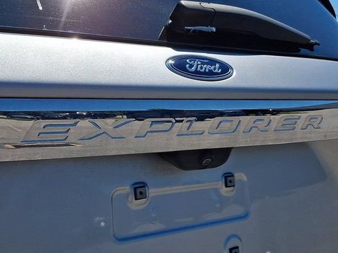 Used 2023 Ford Explorer XLT AWD/4WD image 31