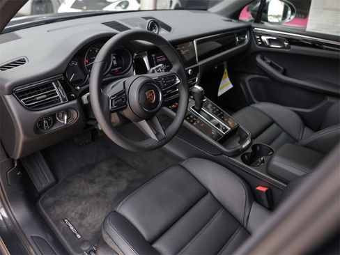 Used 2025 Porsche Macan image 4