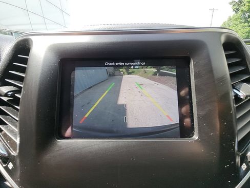 Used 2020 Jeep Cherokee Latitude Plus w/ Cold Weather Group AWD/4WD image 19