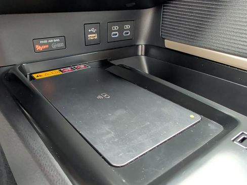 Used 2025 Toyota Camry SE w/ Convenience Package image 23