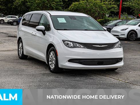Used 2023 Chrysler Voyager LX FWD image 4