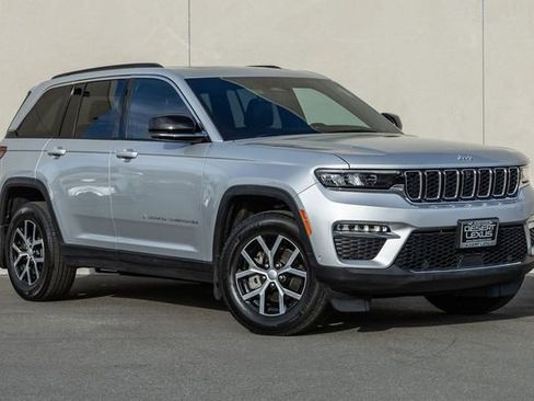 Used 2025 Jeep Grand Cherokee Limited w/ Luxury Tech Group II image 18