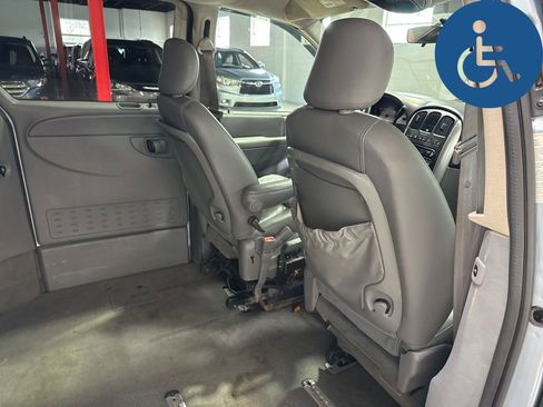 Used 2005 Chrysler Town & Country Touring w/ Leather Interior Group FWD image 39
