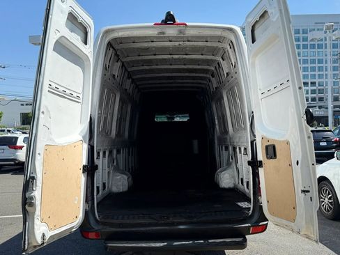 Used 2015 Mercedes-Benz Sprinter 2500 image 31