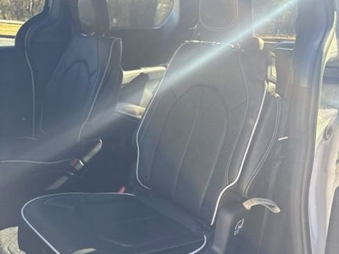 Used 2024 Chrysler Pacifica Limited w/ S Appearance Package image 18