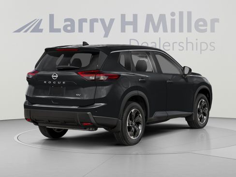 Used 2024 Nissan Rogue SV AWD/4WD image 2