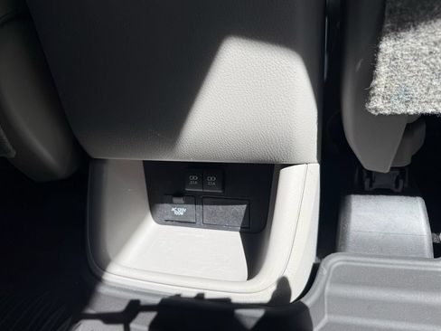 Used 2019 Toyota Highlander XLE FWD image 38