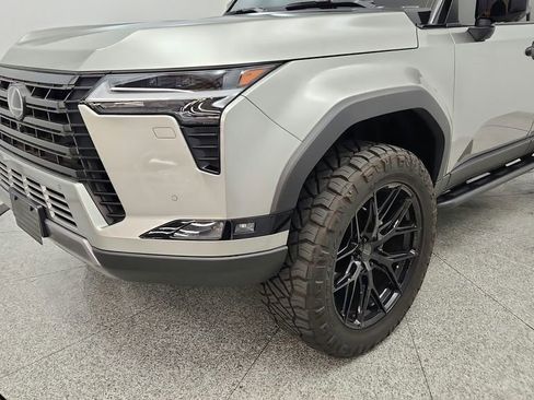Used 2024 Lexus GX 550 AWD/4WD image 11