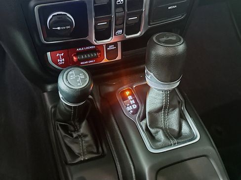 Used 2024 Jeep Wrangler Unlimited image 19