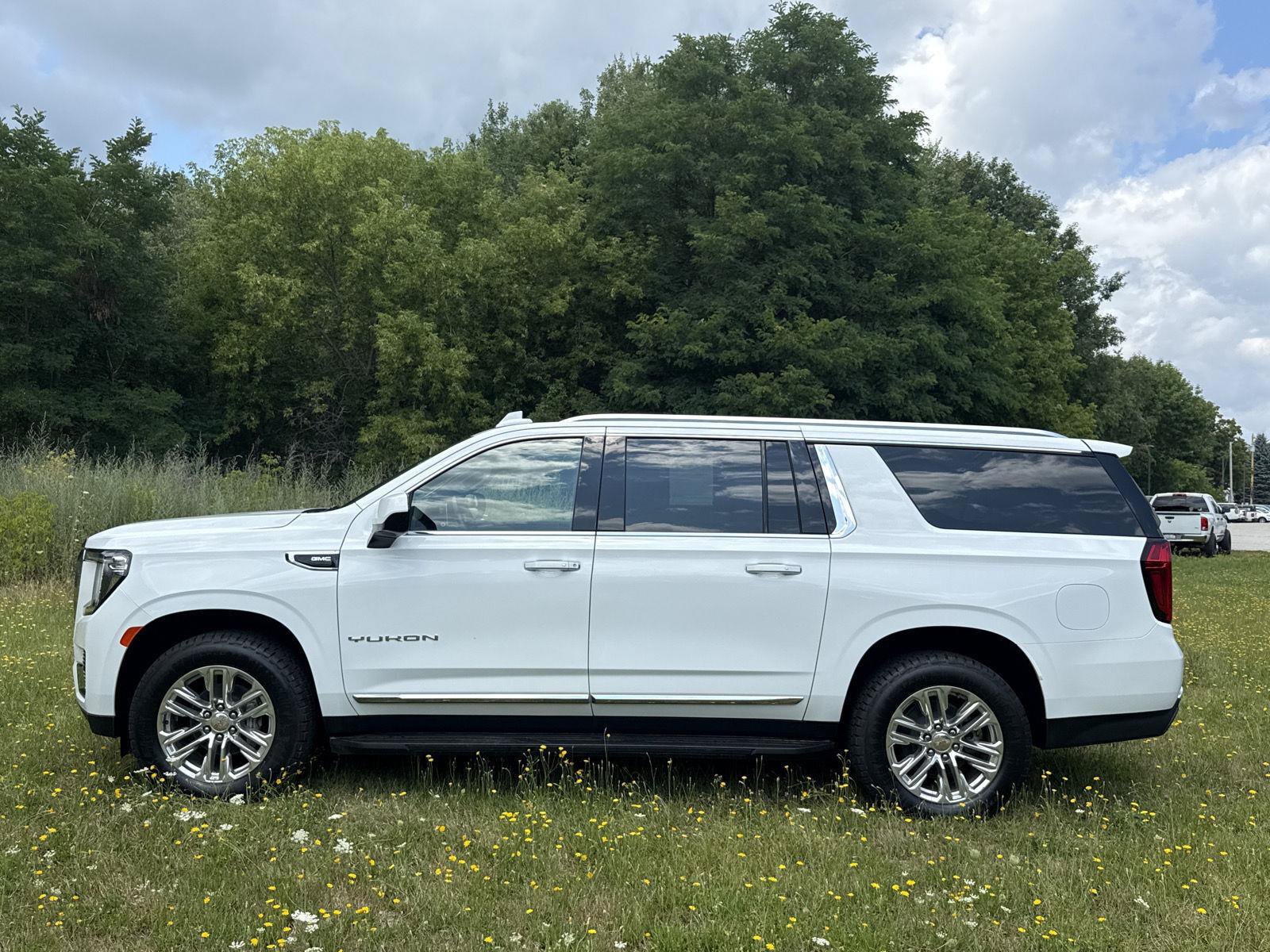 Used 2023 GMC Yukon XL SLT AWD/4WD image 5