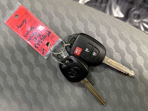 Used 2021 Toyota Tacoma SR5 AWD/4WD image 30