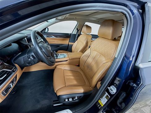 Used 2021 BMW 750i xDrive w/ Executive Package image 23