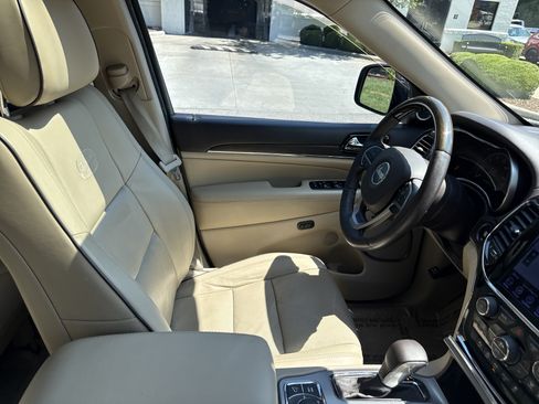 Used 2020 Jeep Grand Cherokee Overland AWD/4WD image 33