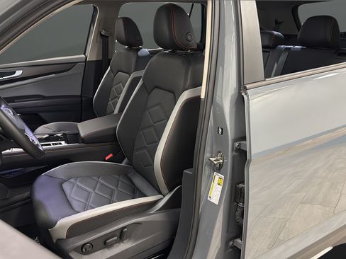 Used 2025 Volkswagen Atlas Peak Edition SE AWD/4WD image 9