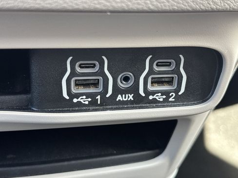 Used 2023 Chrysler Pacifica Touring-L FWD image 25
