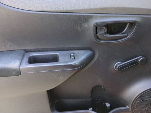 Used 2014 Toyota Yaris L image 9