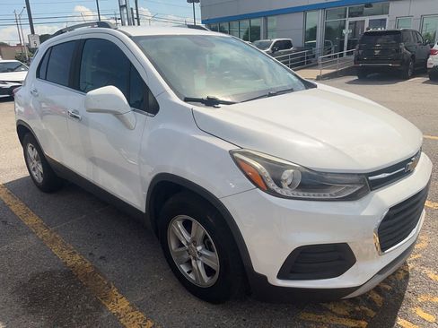Used 2018 Chevrolet Trax LT w/ LT Convenience Package FWD image 5