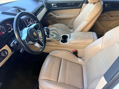 Used 2021 Porsche Cayenne AWD/4WD image 18