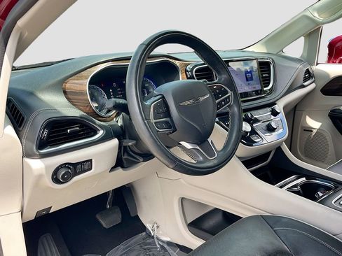 Used 2022 Chrysler Pacifica Limited FWD image 9