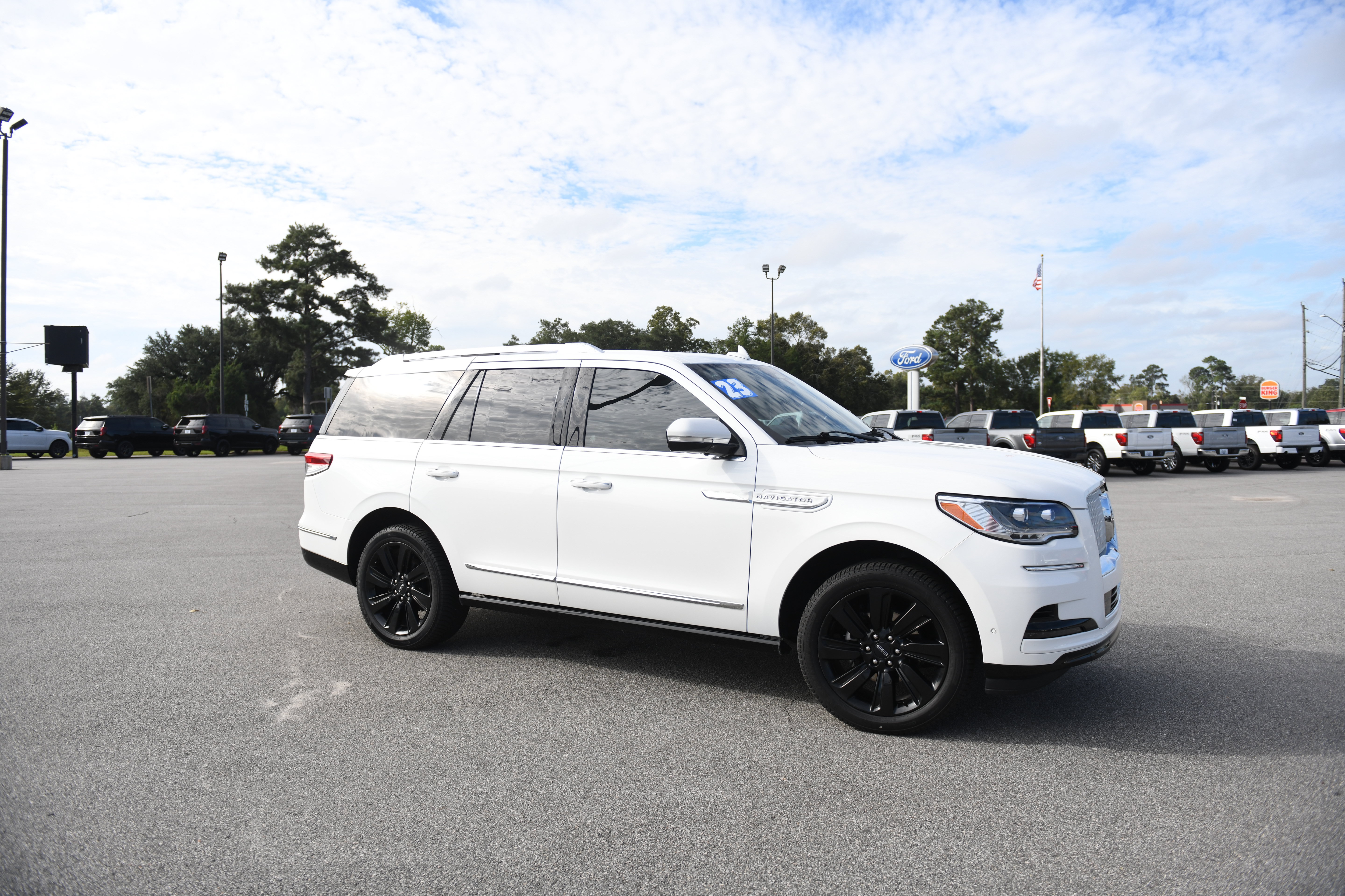 Used 2023 Lincoln Navigator Reserve w/ Monochromatic Package RWD image 2