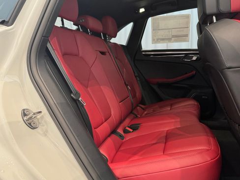 Certified 2025 Porsche Macan image 24