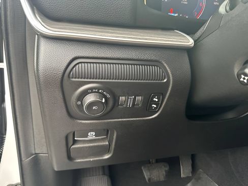 Used 2024 Jeep Wagoneer Series III AWD/4WD image 17