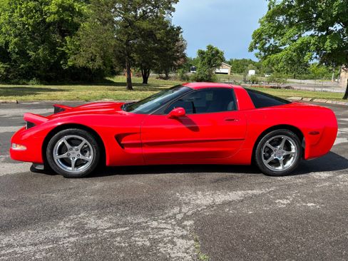 Used 2004 Chevrolet Corvette Coupe w/ Preferred Equipment Group RWD image 8