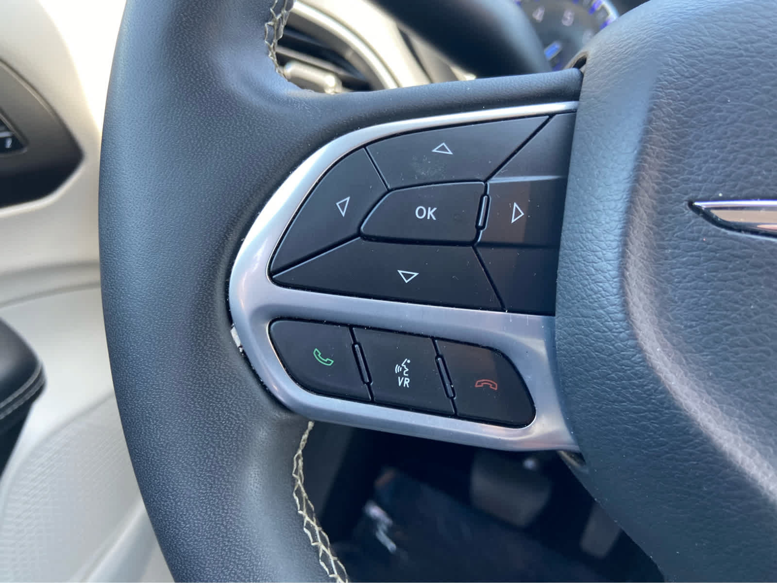 Used 2024 Chrysler Pacifica Touring-L FWD image 26