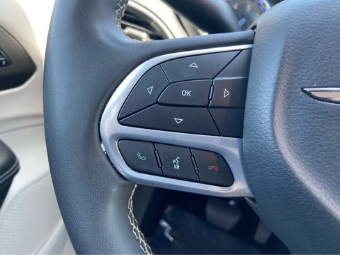Used 2024 Chrysler Pacifica Touring-L FWD image 26