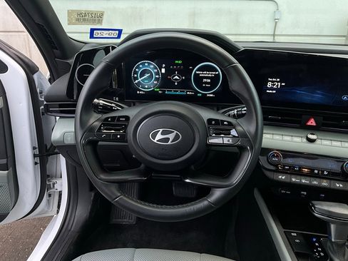Used 2025 Hyundai Elantra Limited image 14