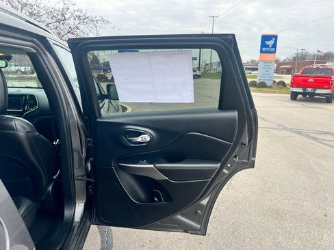 Used 2019 Jeep Cherokee Limited image 30