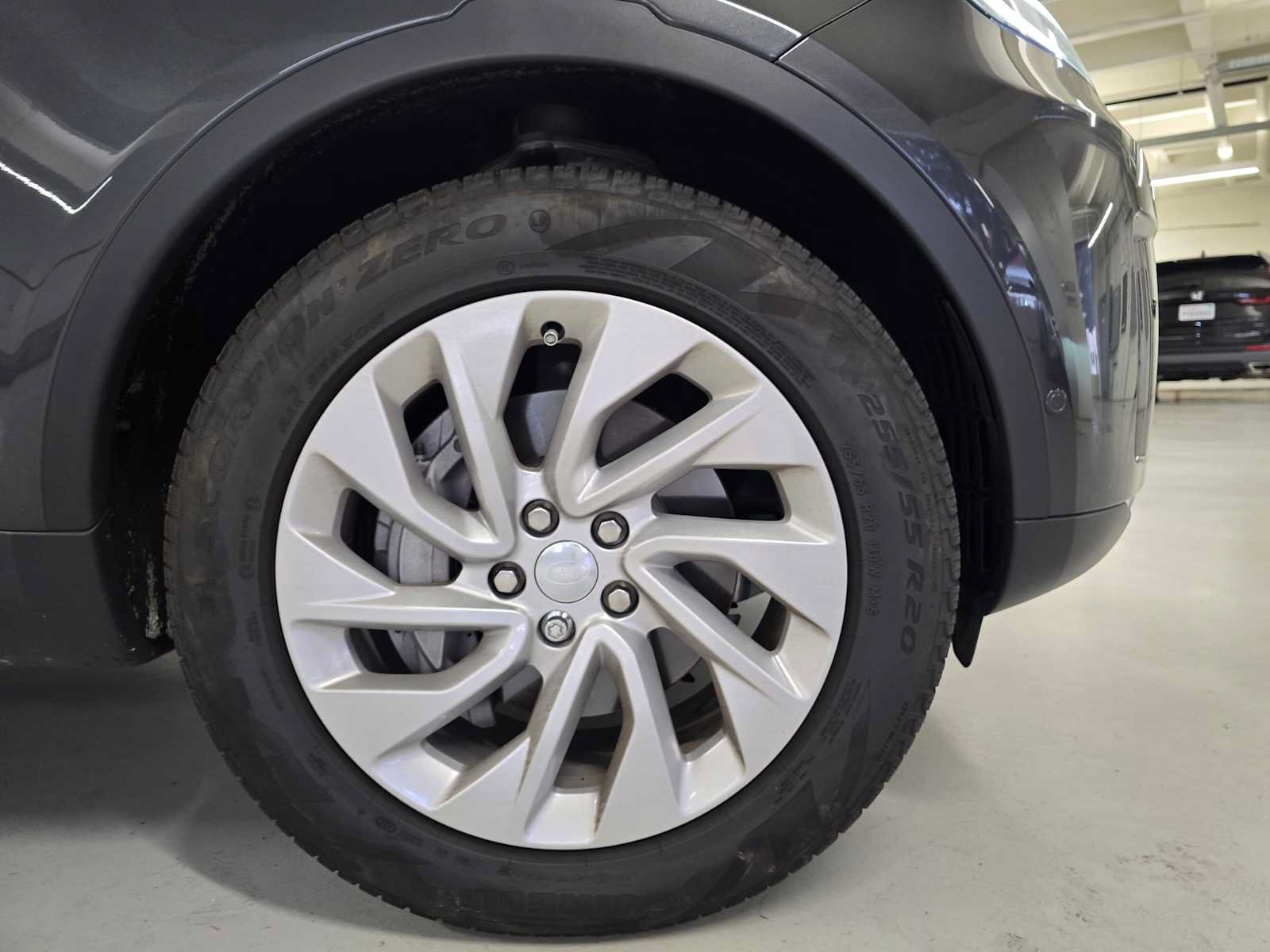 Used 2025 Land Rover Discovery S AWD/4WD image 9
