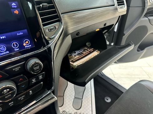 Used 2019 Jeep Grand Cherokee Altitude image 32