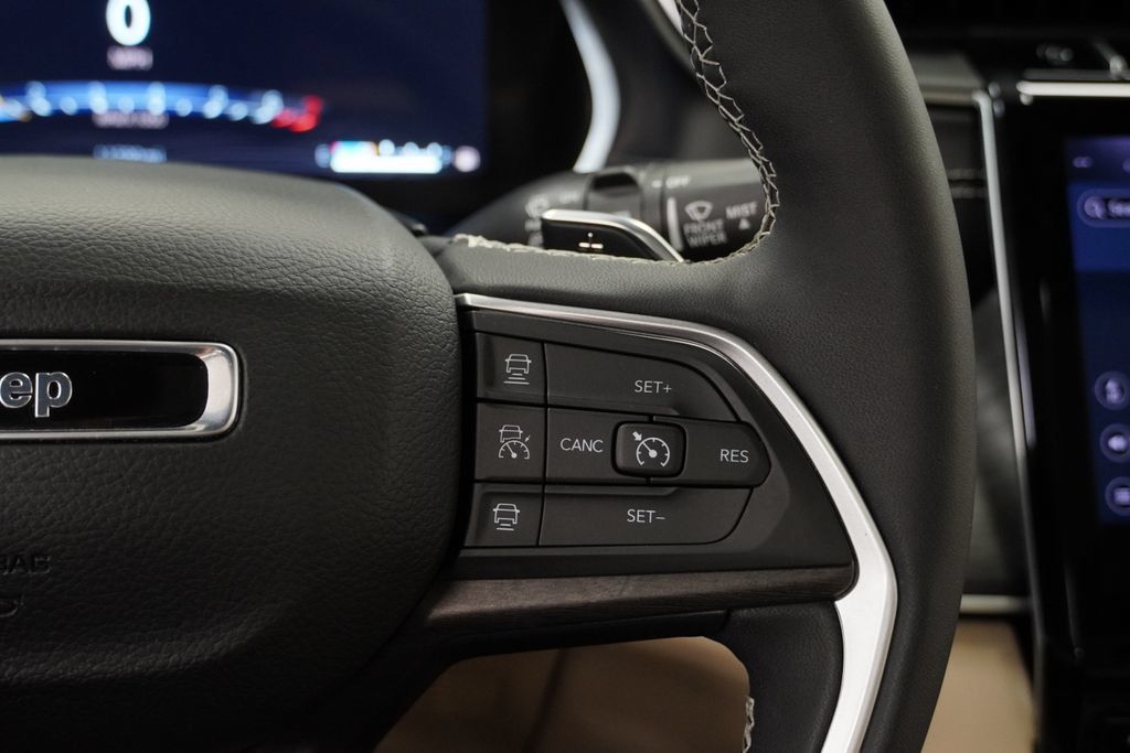 Certified 2025 Jeep Grand Cherokee Limited AWD/4WD image 33