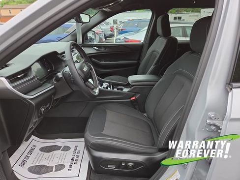 Used 2024 Jeep Grand Cherokee Laredo w/ Luxury Tech Group I AWD/4WD image 13