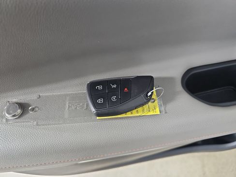 Used 2025 Chevrolet Traverse LT FWD image 43