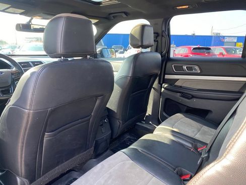 Used 2017 Ford Explorer XLT w/ XLT Technology Feature Bundle AWD/4WD image 14