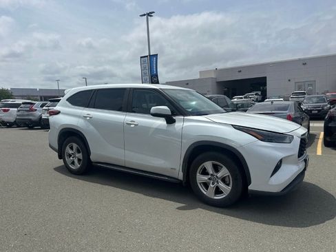 Used 2023 Toyota Highlander LE AWD/4WD image 2