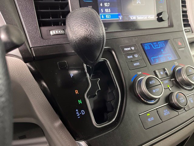 Used 2015 Toyota Sienna LE FWD image 32