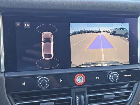 Certified 2025 Porsche Macan image 18