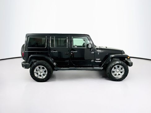 Used 2017 Jeep Wrangler Unlimited Sahara w/ Connectivity Group AWD/4WD image 10