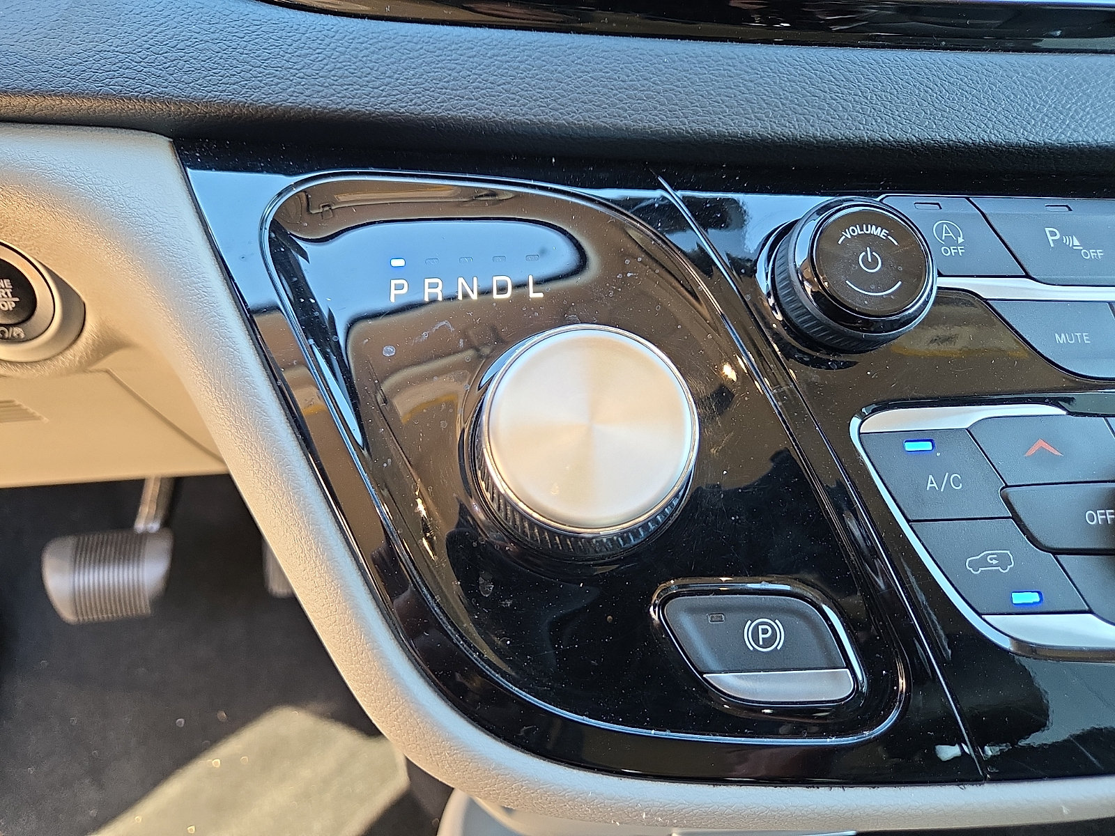 Used 2023 Chrysler Pacifica Touring-L FWD image 18