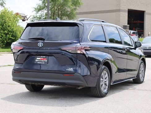 Used 2023 Toyota Sienna LE w/ LE Plus Package AWD/4WD image 9